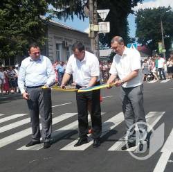 Кулич и Вдовенко с оркестром и перерезанием ленты открыли 3 километра дороги в Остре Кулич и Вдовенко с оркестром и перерезанием ленты открыли 3 километра дороги в Остре