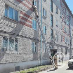 Спасатели вошли сквозь окно и открыли квартиру 80-летней старушки Спасатели вошли сквозь окно и открыли квартиру 80-летней старушки
