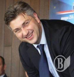 На стадионе меняют газоны На стадионе меняют газоны