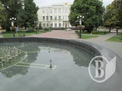 Фонтан мера - вже не болото, вода прозора. Фото Фонтан мера - вже не болото, вода прозора. Фото