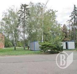 У сквері Хмельницького оселилися будки «Укртрансбуду». ФотоФакт У сквері Хмельницького оселилися будки «Укртрансбуду». ФотоФакт