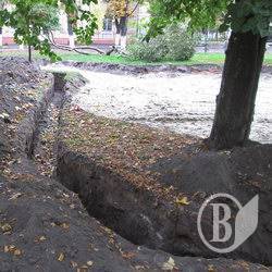 У сквері Хмельницького «Укртрансбуд» порився без археологів. ФотоФакт У сквері Хмельницького «Укртрансбуд» порився без археологів. ФотоФакт