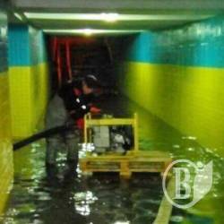 Як рятували затоплений підземний перехід. Фото Як рятували затоплений підземний перехід. Фото
