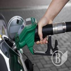 За нелегальну АЗС взялися прокурори За нелегальну АЗС взялися прокурори