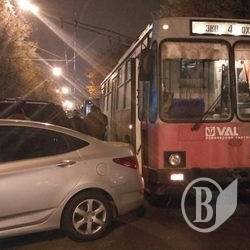 Виїхала з парковки прямо в тролейбус. ФотоФакт Виїхала з парковки прямо в тролейбус. ФотоФакт