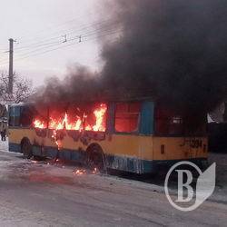 Згорів тролейбус на вулиці в Чернігові. Фото Згорів тролейбус на вулиці в Чернігові. Фото