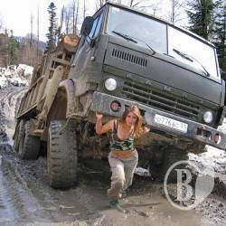 На вулицях Чернігова рятувальники витягли зі снігу 5 вантажівок На вулицях Чернігова рятувальники витягли зі снігу 5 вантажівок