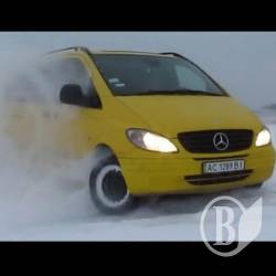 В Чернігові збили п’яного, а «гонщик» на фургоні перекинувся В Чернігові збили п’яного, а «гонщик» на фургоні перекинувся