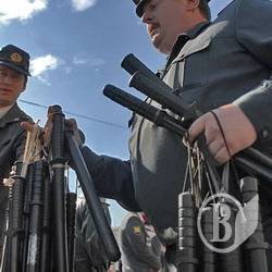 Поліцейські, що «заламали» перехожого, постануть перед судом Поліцейські, що «заламали» перехожого, постануть перед судом