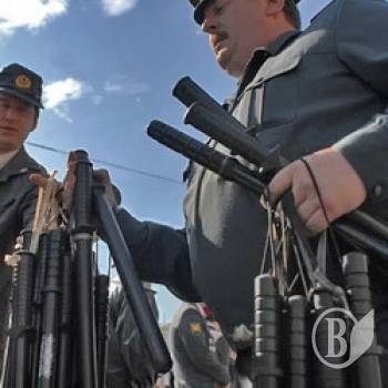 Поліцейські, що «заламали» перехожого, постануть перед судом Поліцейські, що «заламали» перехожого, постануть перед судом