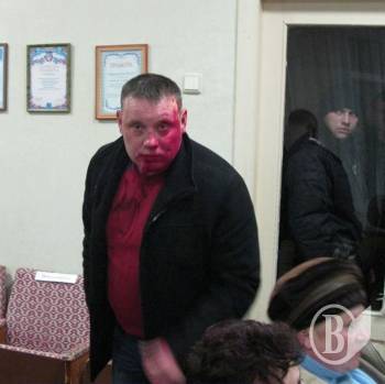 У Ріпках на сесії розфарбували депутата - ФОТО У Ріпках на сесії розфарбували депутата - ФОТО