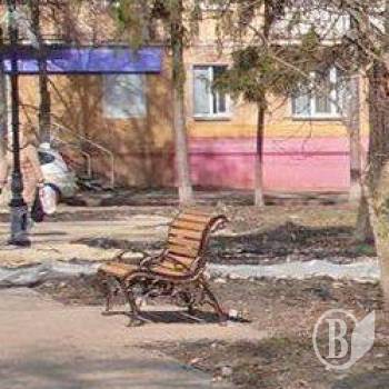 Нова лава «втекла» зі скверу Хмельницького в компанії трьох урн Нова лава «втекла» зі скверу Хмельницького в компанії трьох урн