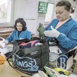 У посилках на сортувальній станції «Нова пошта» риються податківці У посилках на сортувальній станції «Нова пошта» риються податківці