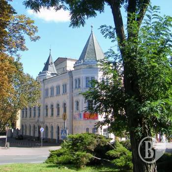 Микола Сук з ученицею Хайн Грейс Кім на сцені філармонійного центру Микола Сук з ученицею Хайн Грейс Кім на сцені філармонійного центру