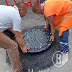 У Чернігові встановили «плаваючий люк» У Чернігові встановили «плаваючий люк»