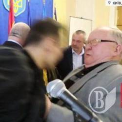 Резніченко знову вдарив в обличчя «ветерана» Резніченко знову вдарив в обличчя «ветерана»