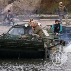 Військові навели понтонний міст на одному з притоків Десни Військові навели понтонний міст на одному з притоків Десни