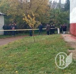 Тіло жінки в килимі знайшли вранці біля багатоповерхівки в Чернігові Тіло жінки в килимі знайшли вранці біля багатоповерхівки в Чернігові