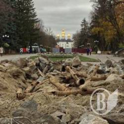 Знищені фонтани на центральній парковій алеї Чернігова Знищені фонтани на центральній парковій алеї Чернігова