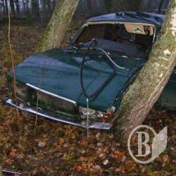 На старому ВАЗі розбився молодий з друзями На старому ВАЗі розбився молодий з друзями