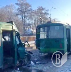 Маршрутка в’їхала в тролейбус у Чернігові. Постраждалих - 12 Маршрутка в’їхала в тролейбус у Чернігові. Постраждалих - 12