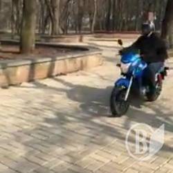 Валом іноді розсікає... мотоцикл Валом іноді розсікає... мотоцикл
