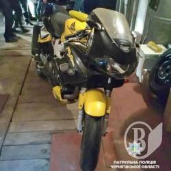 Впіймали мотоцикліста, який збив пішого на літровому байку Впіймали мотоцикліста, який збив пішого на літровому байку