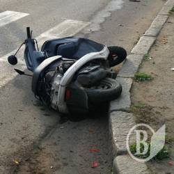 Двоє на мопедах в Чернігові вдарилися об легковики Двоє на мопедах в Чернігові вдарилися об легковики