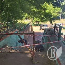 Сумнозвісні сходи біля магазину «Престиж» все ж таки ремонтують Сумнозвісні сходи біля магазину «Престиж» все ж таки ремонтують