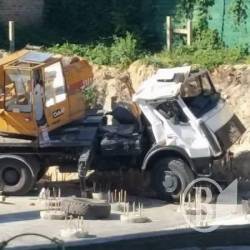 Кран завалився в котлован на Київській Кран завалився в котлован на Київській