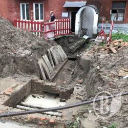 Дощ залив будинок через розкопану теплотрасу. Чи встоїть? Дощ залив будинок через розкопану теплотрасу. Чи встоїть?