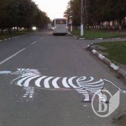 Невідомий збив пішого, а п’яний на мопеді сам розпластався на бордюрі Невідомий збив пішого, а п’яний на мопеді сам розпластався на бордюрі