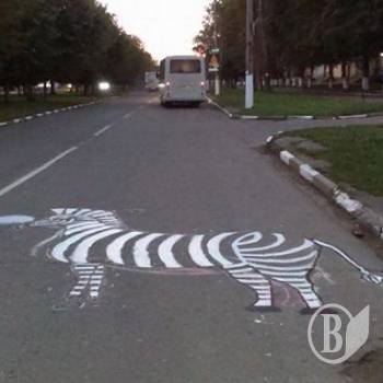 Невідомий збив пішого, а п’яний на мопеді сам розпластався на бордюрі Невідомий збив пішого, а п’яний на мопеді сам розпластався на бордюрі