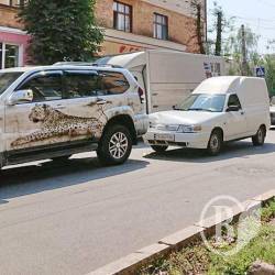 Джипу депутата пошкрябали корму в ДТП Джипу депутата пошкрябали корму в ДТП