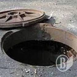 Тіло жінки дістали з каналізаційного колодязя Тіло жінки дістали з каналізаційного колодязя