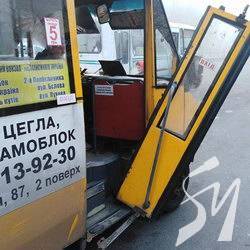 Маршрутка загубила двері Маршрутка загубила двері