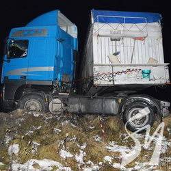 Витягли фуру, що зависла над кюветом Витягли фуру, що зависла над кюветом