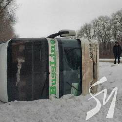 До Москви не доїхали: автобус перекинувся До Москви не доїхали: автобус перекинувся