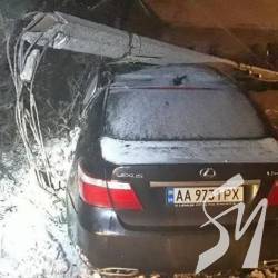 Lexus з Києва розбив стовп у Чернігові Lexus з Києва розбив стовп у Чернігові