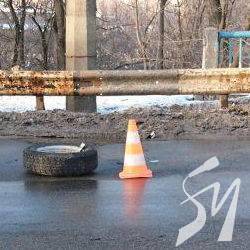 Колеса «ГАЗелі» на мосту «розбомбили» два легковика Колеса «ГАЗелі» на мосту «розбомбили» два легковика