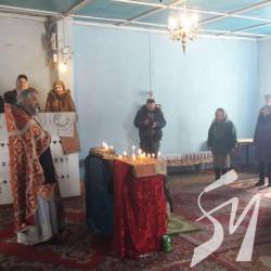 Представники РПЦ в Ковпитах винесли церковне майно Представники РПЦ в Ковпитах винесли церковне майно