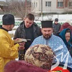 В Ковпитах українська церква поки що працює на вулиці. Але бабці й так святять воду В Ковпитах українська церква поки що працює на вулиці. Але бабці й так святять воду