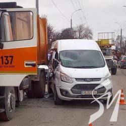 Мікроавтобус роздер бік об комунальний «МАЗ» Мікроавтобус роздер бік об комунальний «МАЗ»