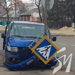 Гонщика на фургончику зупинив знак переходу Гонщика на фургончику зупинив знак переходу