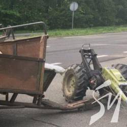 На Київській трасі легковик налетів на мотоблок На Київській трасі легковик налетів на мотоблок