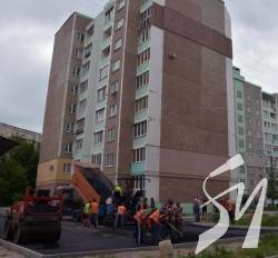 У Чернігові знову взялися за облаштування внутрішньобудинкових проїздів У Чернігові знову взялися за облаштування внутрішньобудинкових проїздів
