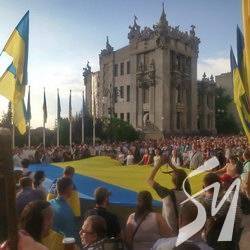 Кияни прийшли до АП зупинити капітуляцію і висловили «Зе» ганьбу Кияни прийшли до АП зупинити капітуляцію і висловили «Зе» ганьбу