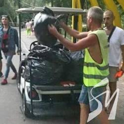 Електровізок на пляжі катає торби сміття, а не інвалідів Електровізок на пляжі катає торби сміття, а не інвалідів