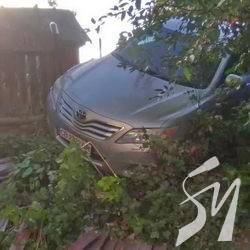 Автобус відправив Toyota Camry в нокаут, точніше – в огород Автобус відправив Toyota Camry в нокаут, точніше – в огород