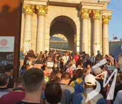 На Майдан Незалежності о 20:00 вийшли люди. Дізнаємось чому На Майдан Незалежності о 20:00 вийшли люди. Дізнаємось чому